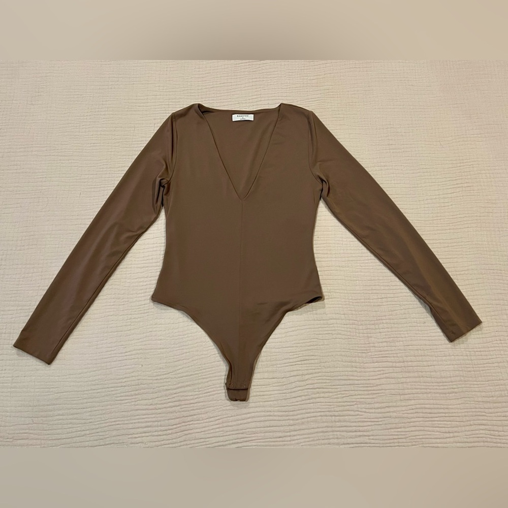 Aritzia Babaton Contour V-Neck Long Sleeve Bodysuit Deep Brown Size Medium - Picture 4 of 14